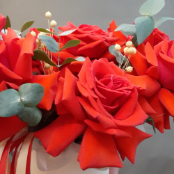 Композиция из французских роз в шляпной коробке ПРЕДЗАКАЗ