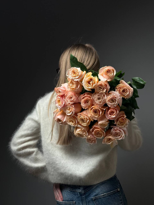 Букет из 25 персиковых роз под ленту