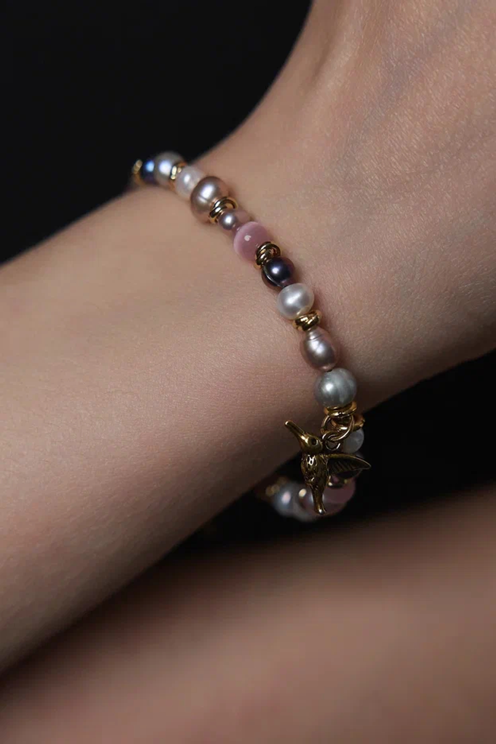 Браслет из натурального жемчуга и кошачего глаза с подвесом колибри, оттенок золото