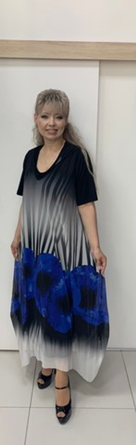 Летнее длинное платье-двойка с оригинальным принтом