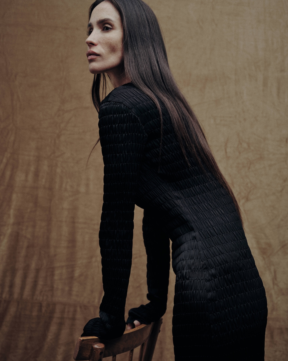 Платье из жатой атласной ткани