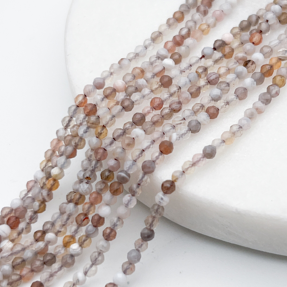 Агат Ботсвана граненый, диаметр около 2,2-2,3 мм, цена за нить 38 см