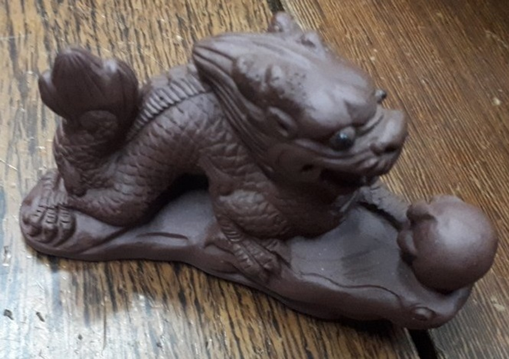 258010 Фигурка исинская глина "Дракон с жемчужиной". Цвет - коричневый