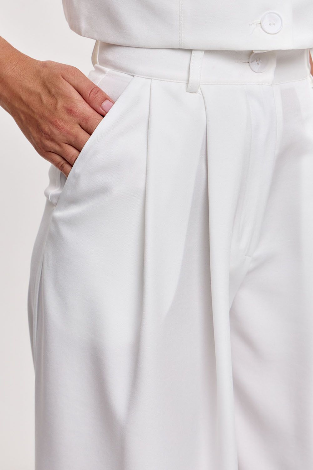 Свободные брюки с защипами белого цвета