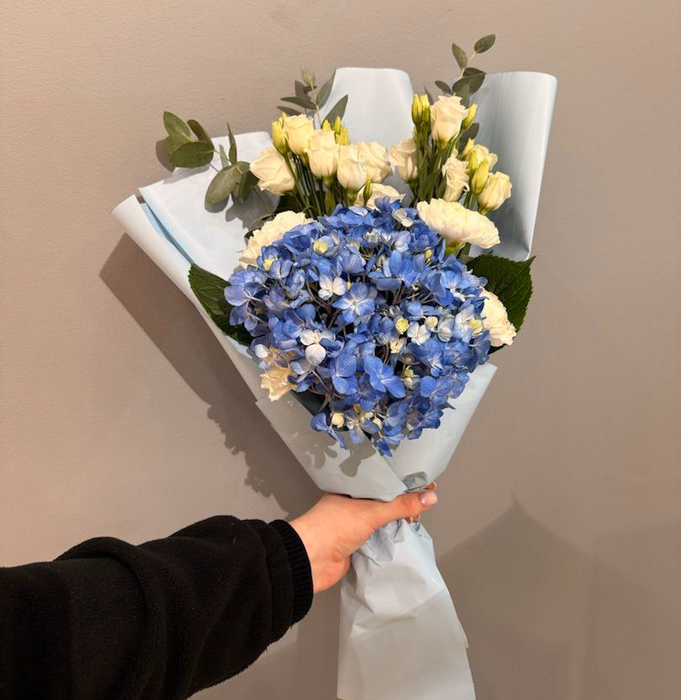 Букет-комплимент с голубой гортензией и кустовой розой