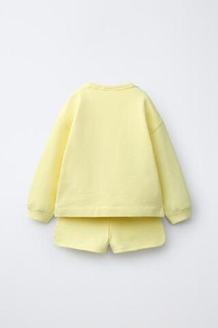 ZARA КОМПЛЕКТ ИЗ ТОЛСТОВКИ И БЕРМУДОВ С ПРОРЕЗИНЕННОЙ НАШИВКОЙ, ЖЕЛТЫЙ