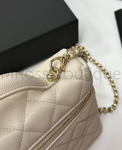 Молочная сумка Chanel прямоугольная с золотой фурнитурой