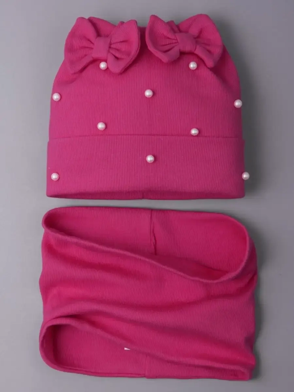 Шапка для девочки на осень с бусинами и снуд