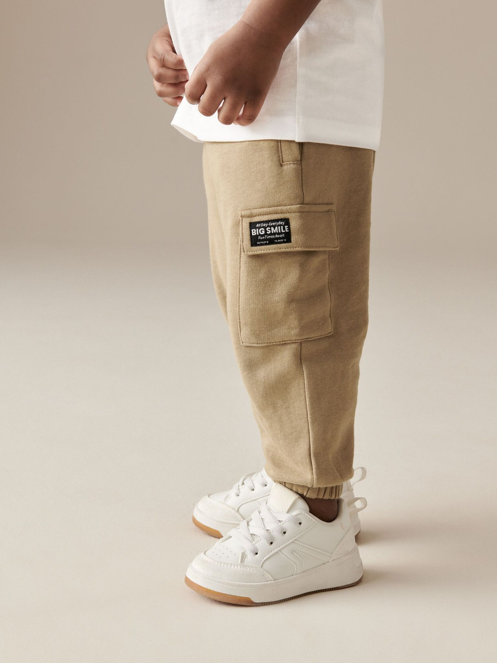 Футболка и джоггеры в комплекте для мальчика Next 854-123, Белый, Песочный