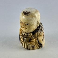 Статуэтка нэцкэ Ребенок Карако с кузовком рыбы