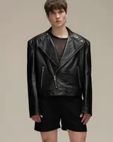 Черная кожаная куртка 