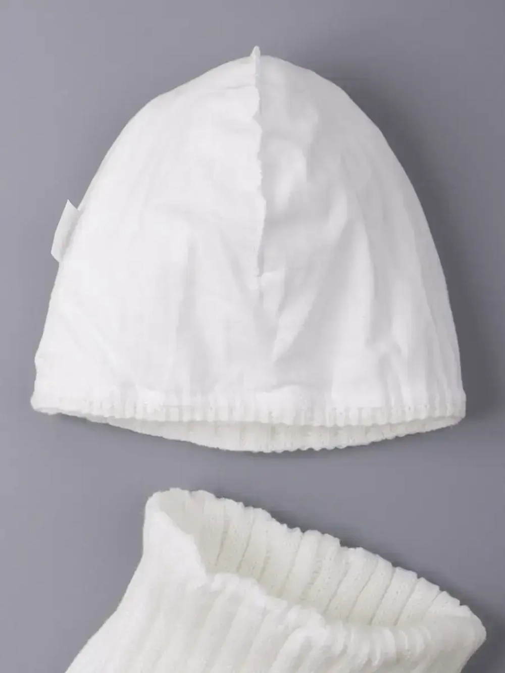 Шапка для девочки осенняя c ушками и снуд