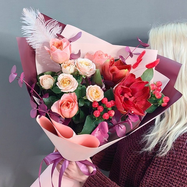 Авторский букет с красным амариллисом