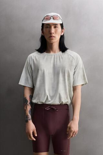 ZARA ФУТБОЛКА ДЛЯ БЕГА С ПРИНТОМ, ОТТЕНКИ СЕРОГО