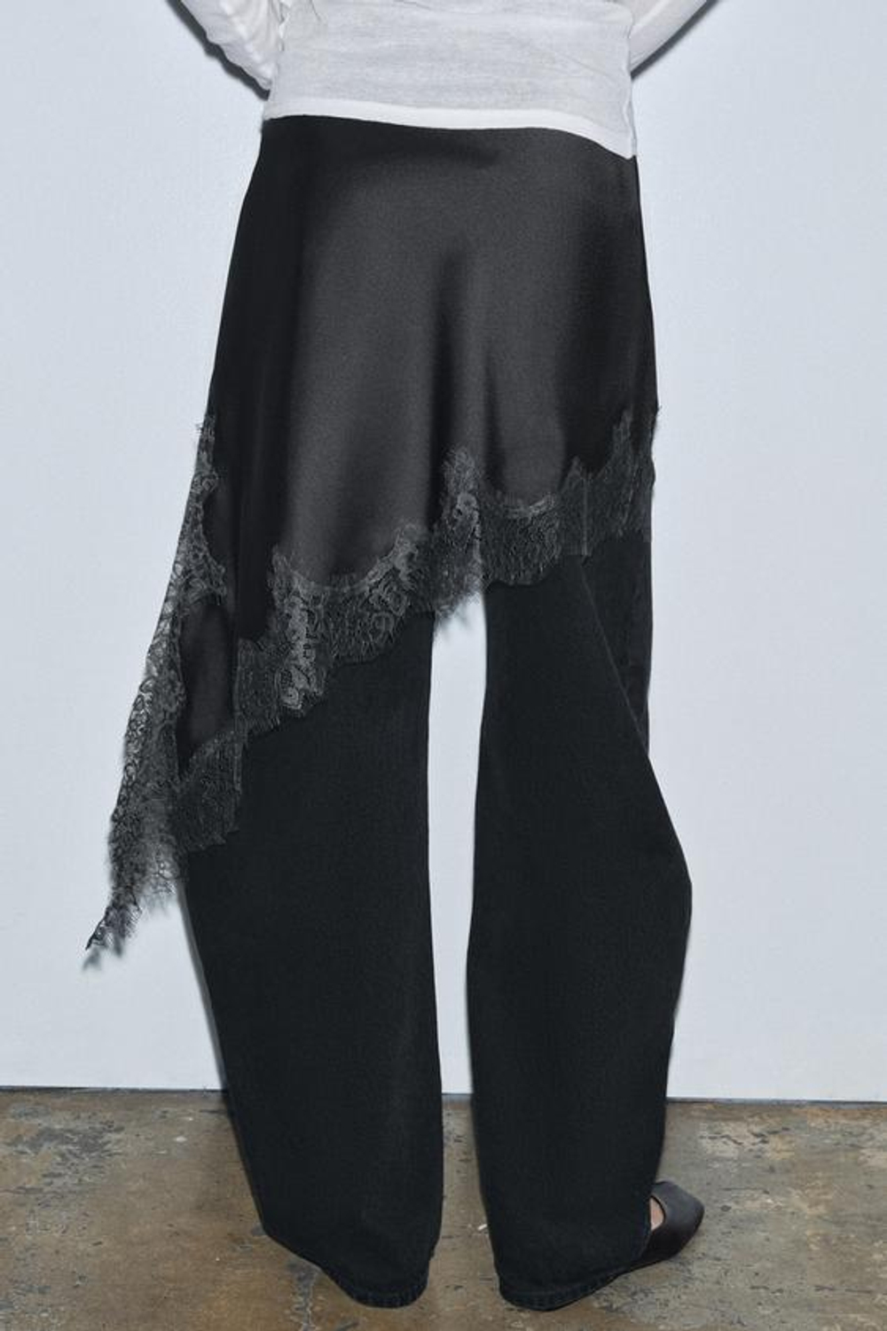 ZARA АТЛАСНАЯ ЮБКА С КРУЖЕВОМ — ZW COLLECTION, ТЕМНО-СЕРЫЙ