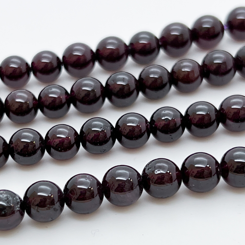 Гранат (полупрозрачный), диаметр 7,2 мм, цена за 27-28 шт (1/2 нити)