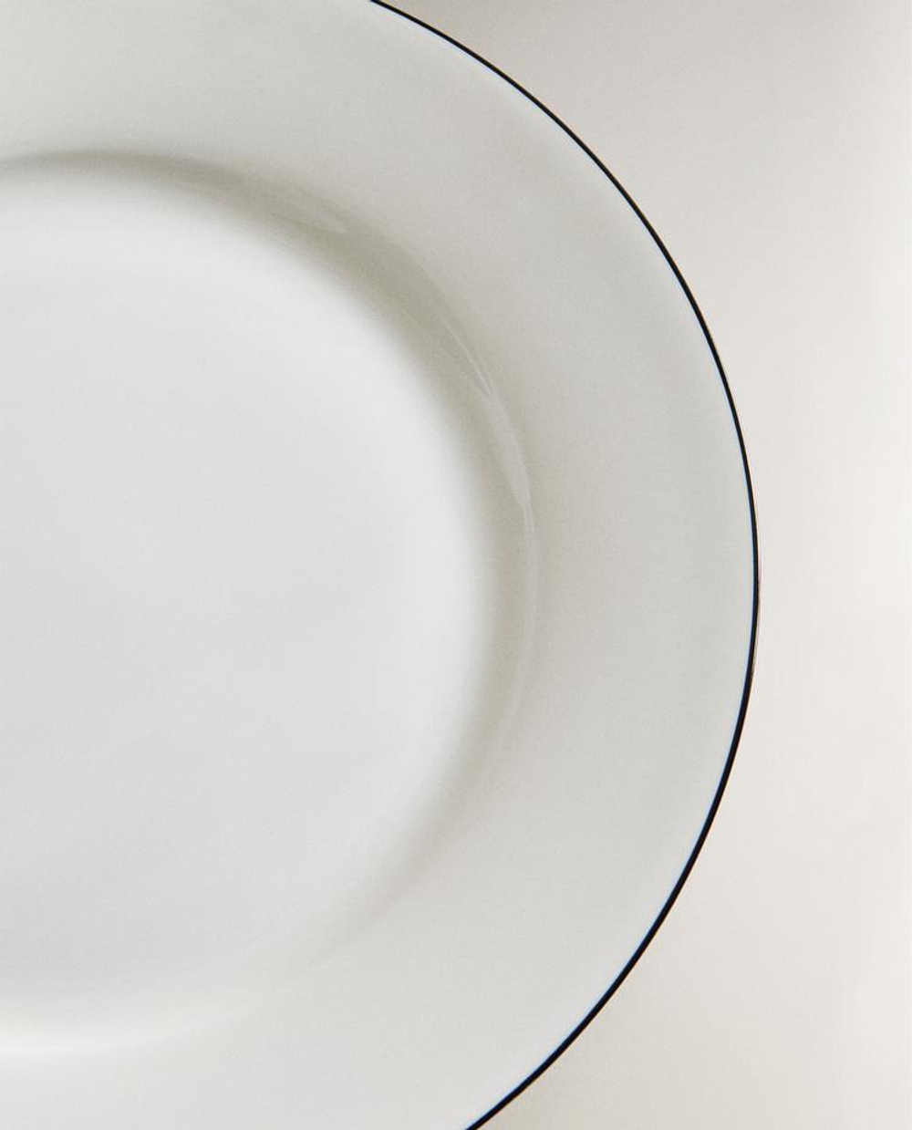 ZARA HOME ДЕСЕРТНАЯ ТАРЕЛКА ИЗ КОСТЯНОГО ФАРФОРА С КАЙМОЙ, БЕЛЫЙ/ЧЕРНЫЙ