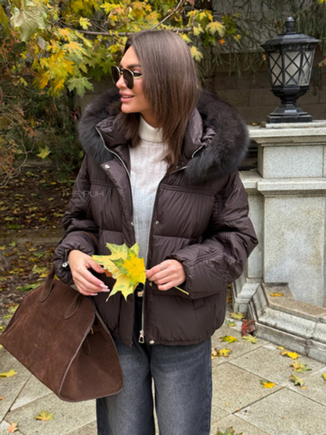 Короткий шоколадный пуховик с затяжками на рукавах