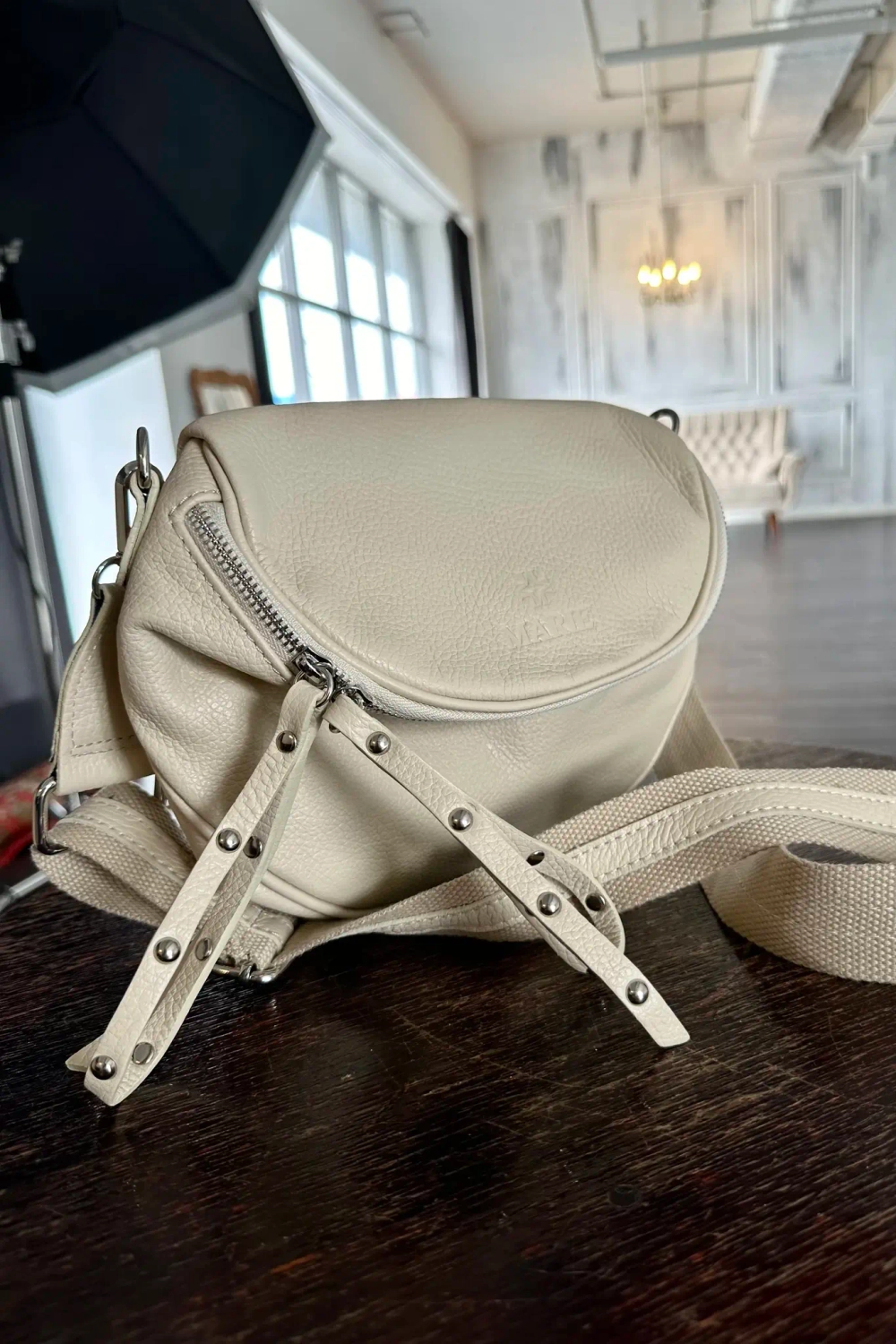 Женская кросс-боди сумка из натуральной кожи молочного цвета