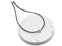 Чокер из шпинели с барочной бусиной