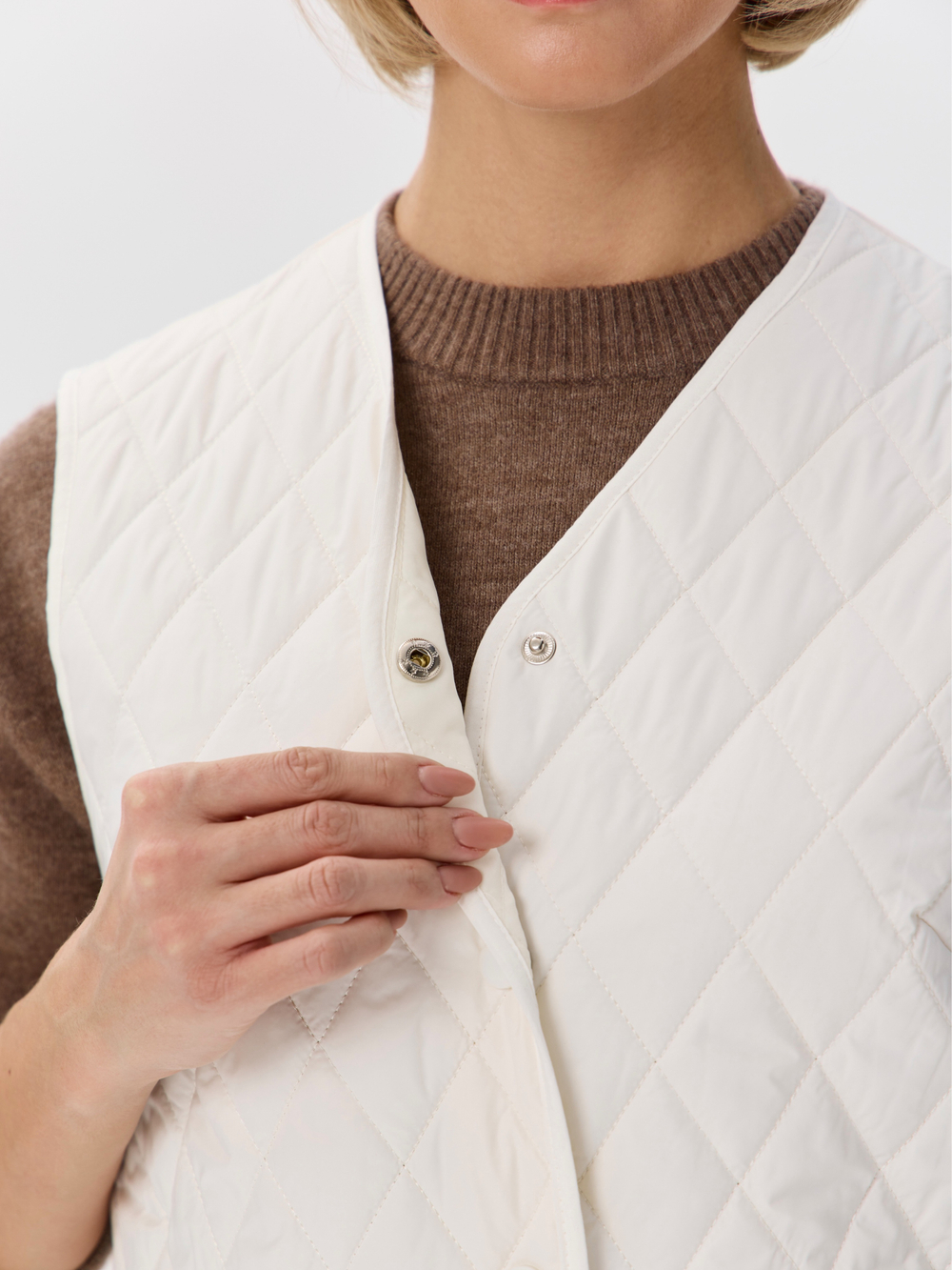 Легкий стеганый жилет с накладными карманами