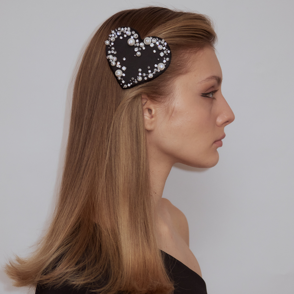 Заколка-сердце с жемчужным декором