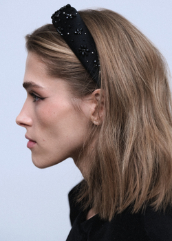 Ободок объемный с черными ромашками