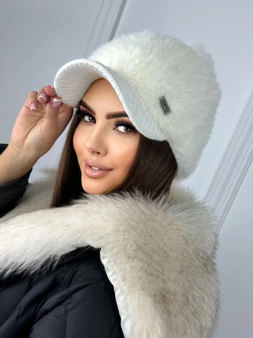 Шапка с помпоном зимняя с козырьком