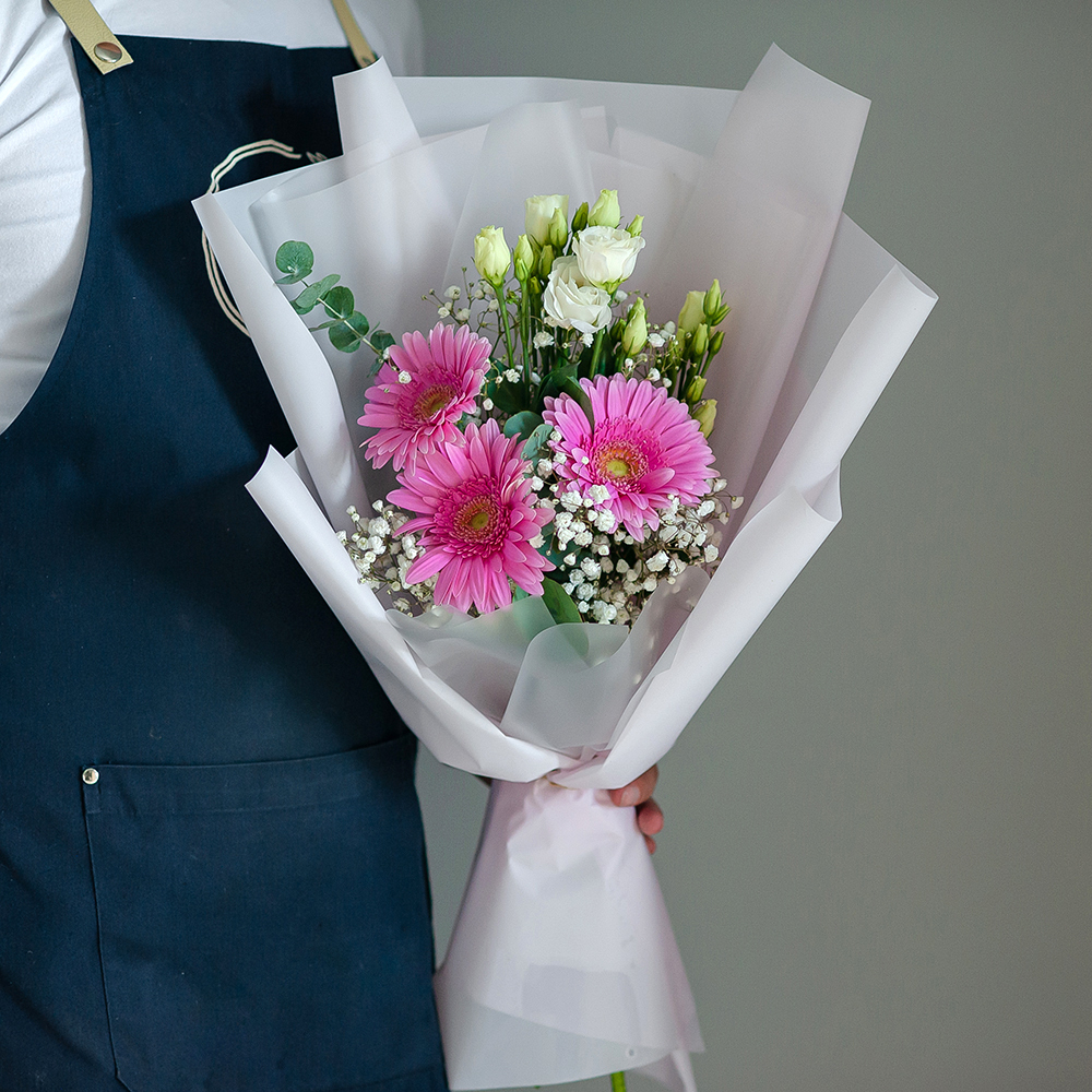 Сборный букет с розовыми герберами