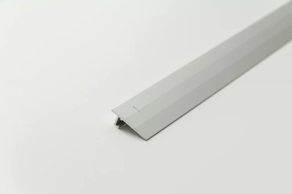 Алюминиевый порог для пола НЕПЛИНТУС UL20X6-01L Серебро матовое 20х6х2000 мм