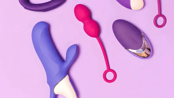 Какие материалы интимных игрушек самые безопасные — силикон, ABS-пластик, стекло 🧪