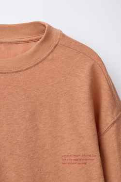 ZARA ФУТБОЛКА ИЗ СМЕСОВОГО ХЛОПКА И ЛЬНА С НАДПИСЬЮ, ОХРА