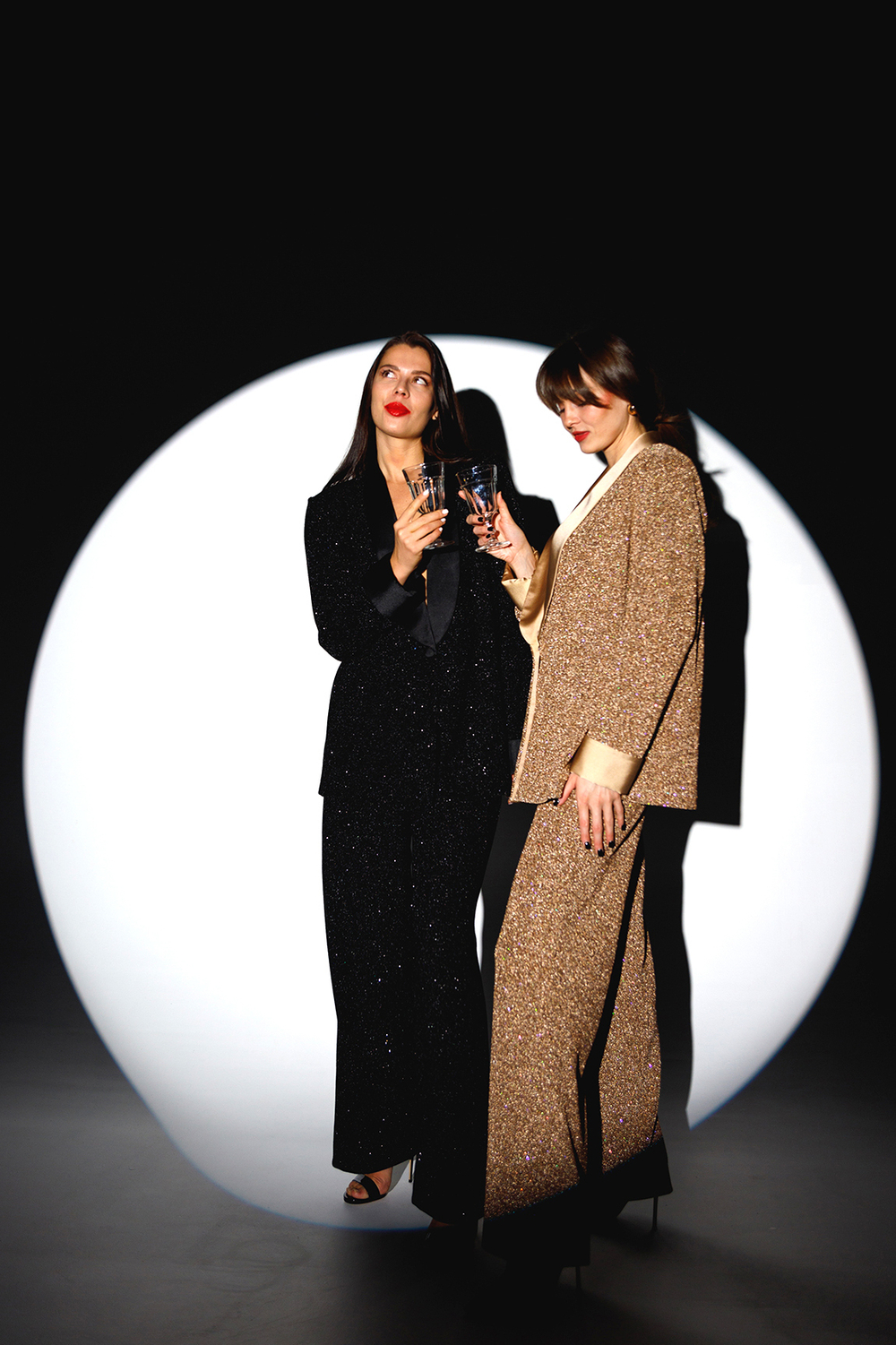 Костюм двойка из мерцающего трикотажа в бежевом оттенке