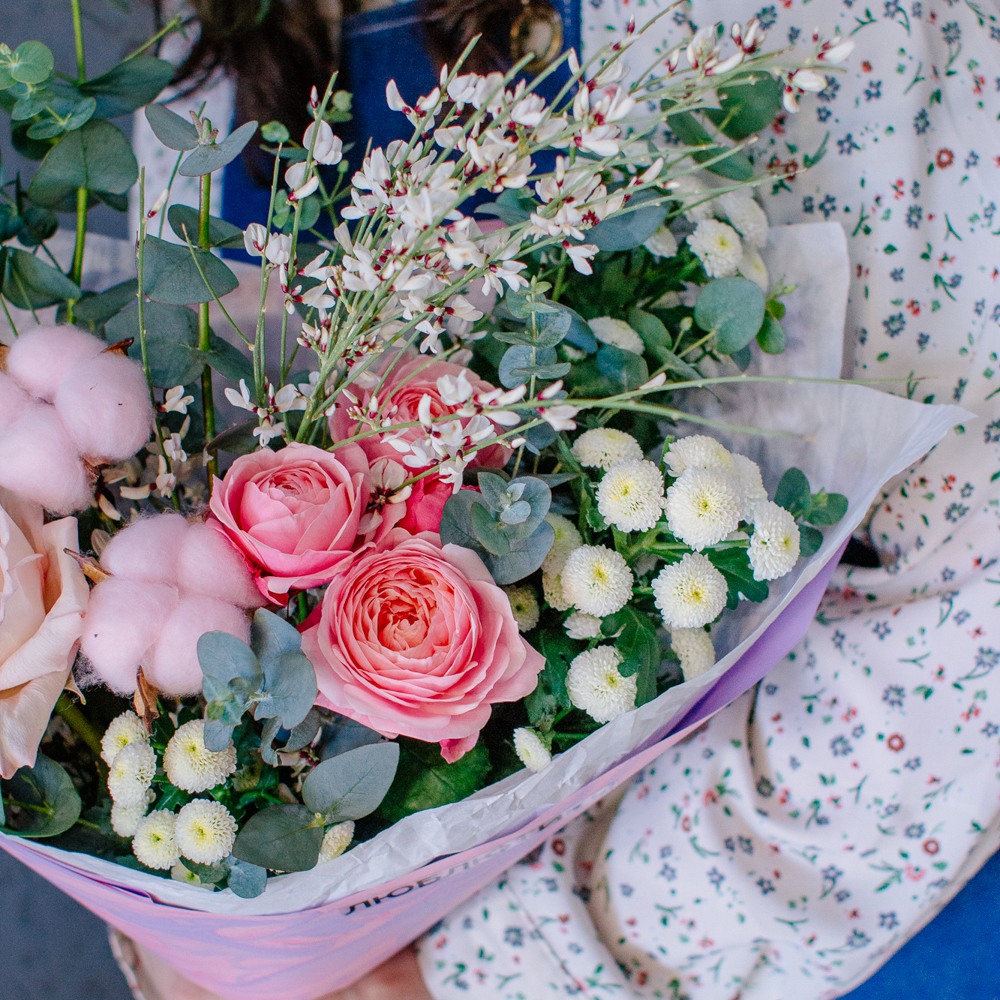 150. Нежный букет с пионовидной розой и хлопком