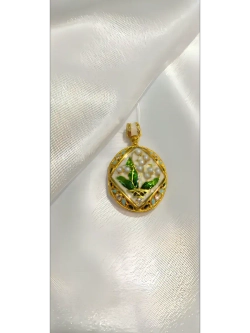 Медальон позолоченный с жемчугом и эмалью