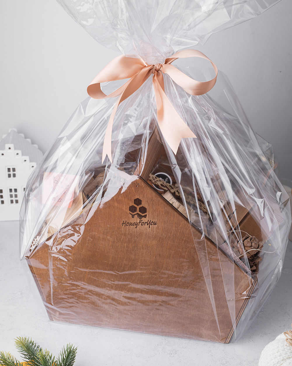 Подарочный набор HoneyForYou в деревянном ящике с медом, орехами и чаем
