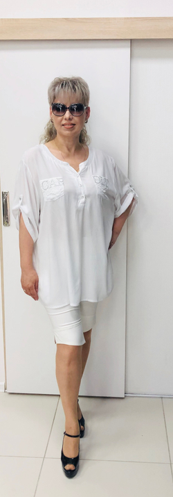 Белый блузон с пайетками и кармашками оригинального фасона