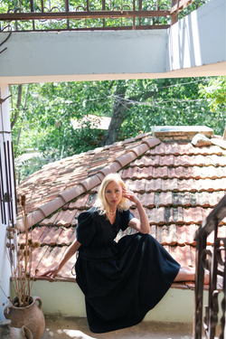 Платье с V-вырезом и поясом-баской из черной крапивы