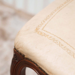 Стул с тисненой золотом кожей