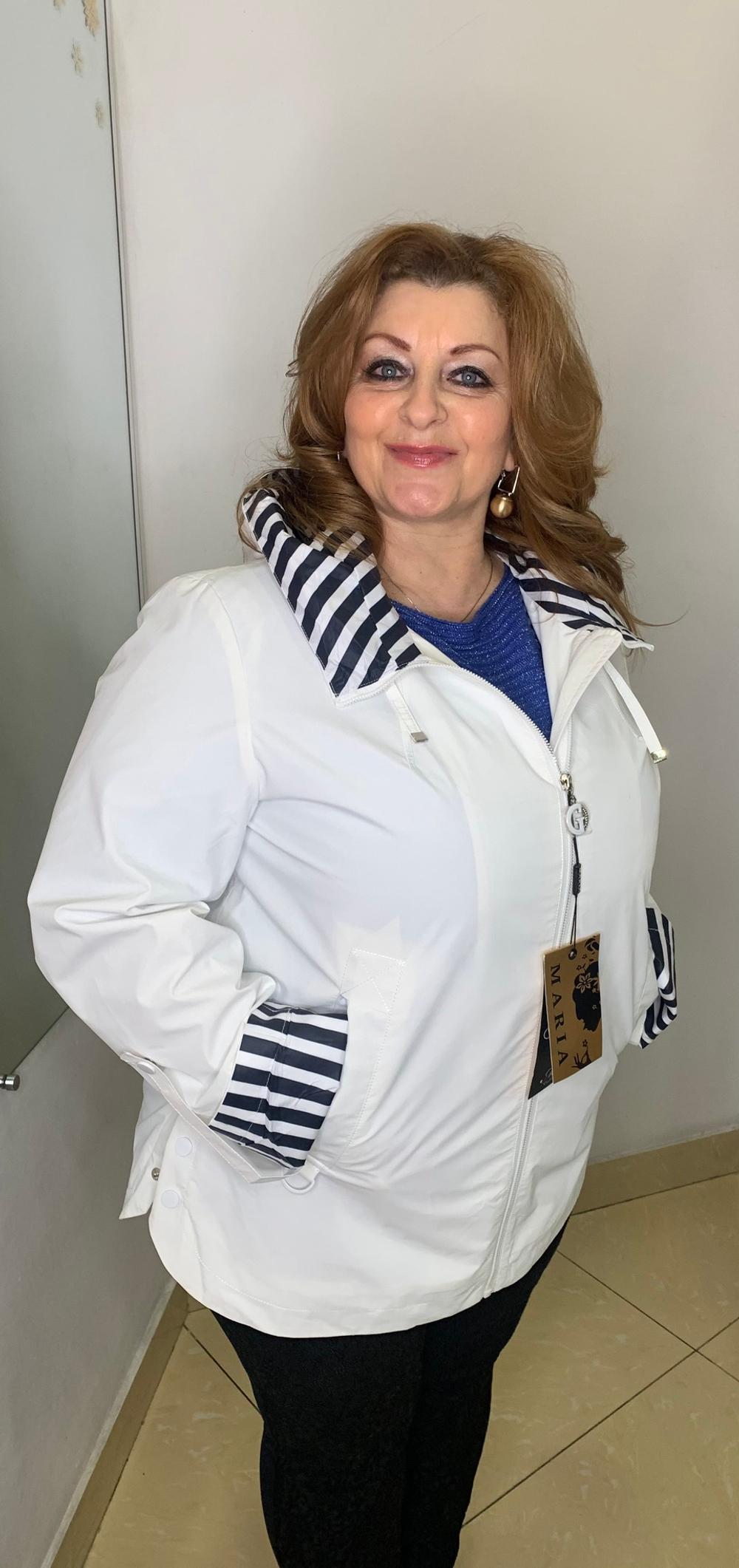 Белая куртка-ветровка с полосатым капюшоном