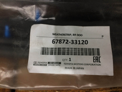 Уплотнитель двери задней левой Camry (XV70) Новый Оригинал 6787233120