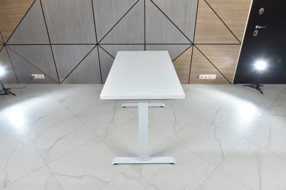 Регулируемый компьютерный стол Bazalt с регулировкой по высоте — столешница МДФ Белый