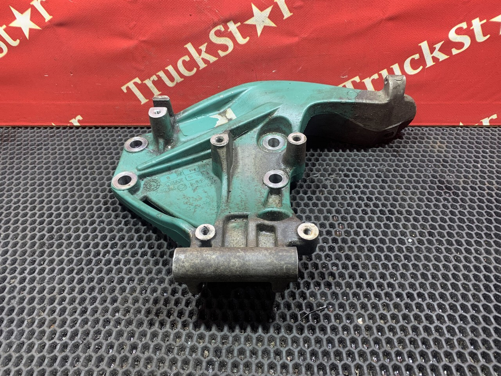 Кронштейн двигателя передний левый