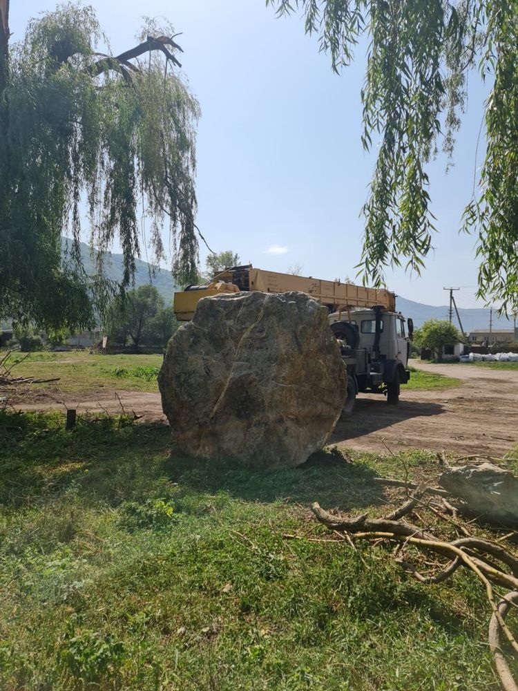 Наш валун изготовлен из горной породы Лиственит, известного своей уникальной текстурой и красивыми прожилками
