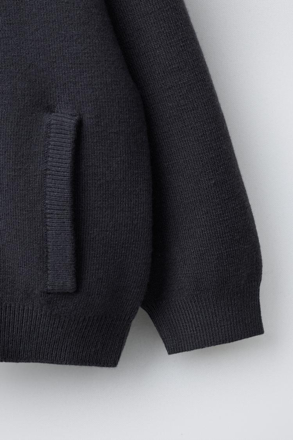 ZARA СВИТЕР С НАШИВКОЙ-БУКВОЙ, СЕРО-СИНИЙ