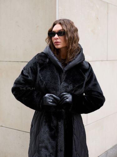 Черный комбинированный пуховик с капюшоном и поясом