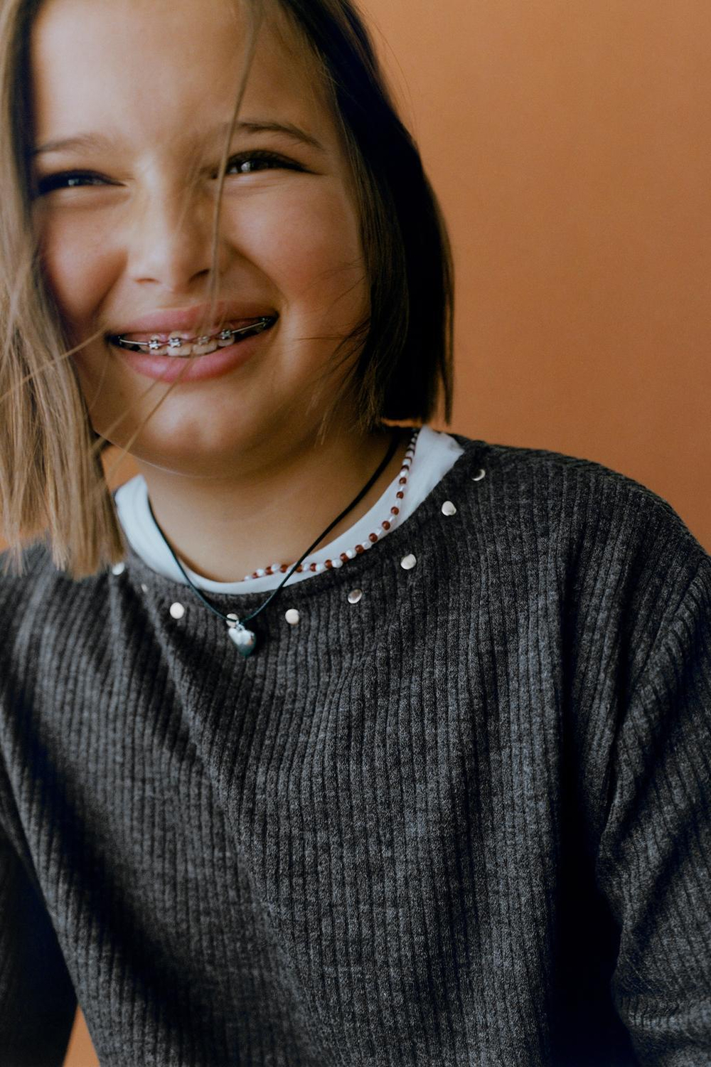 ZARA ФУТБОЛКА В РУБЧИК С ЗАКЛЕПКАМИ, СЕРЫЙ МЕЛАНЖ