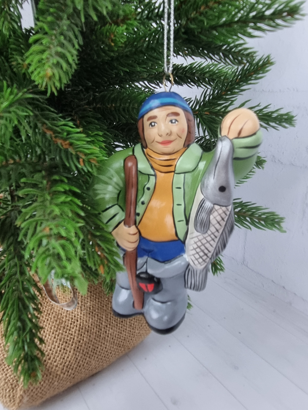 Елочная игрушка из фарфора Рыбак