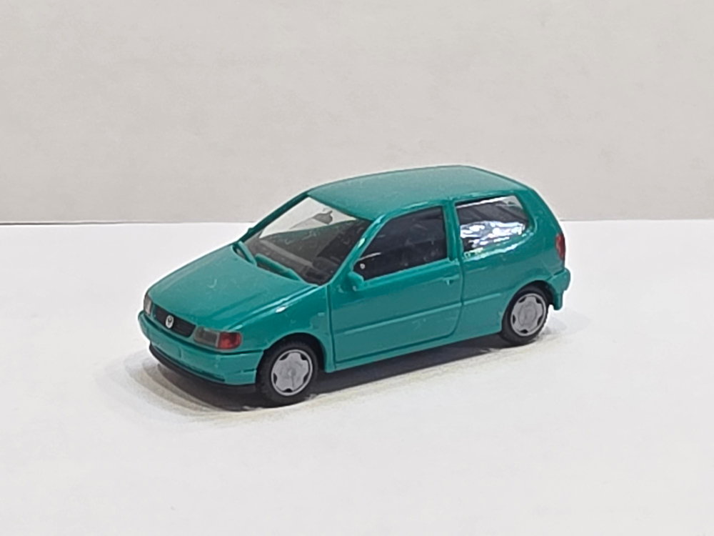Машинка 1:87 Volkswagen (VW) Polo 2-дверный, фисташковый/синий