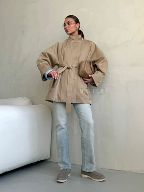 Бежевый укороченный плащ с поясом